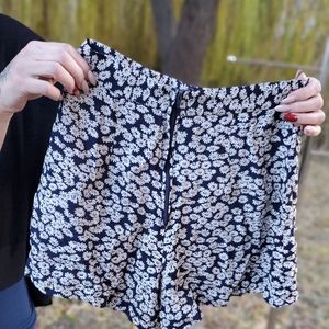 Vintage high waisted daisy shorts